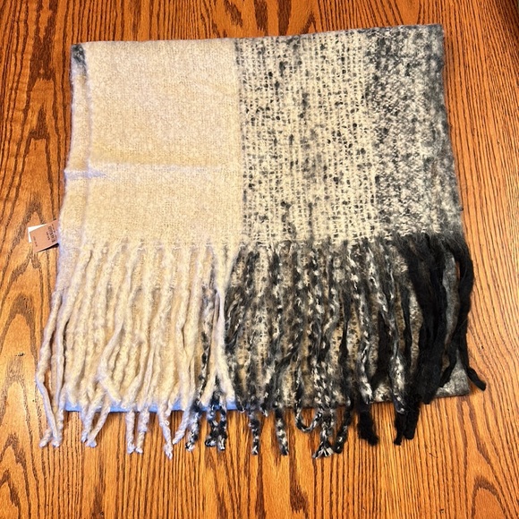 NWT American Eagle Black Gray and White Soft Winter Scarf with Fringe - Picture 3 of 9